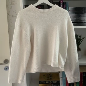 Vit stickad tröja med rund hals - Mysig vit stickad tröja från Gina tricot . Tröjan har en loose passform och långa ärmar, perfekt inför hösten!🤍