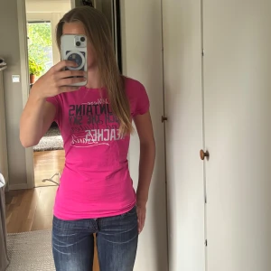 Vintage T-shirt peak performance 2000s - Rosa vintage T-shirt från peak performance i storlek M men passar också S. Tröjan är från 2000s talet och går inte att få tag på längre. Inga defekter. Det går också att diskutera pris💕