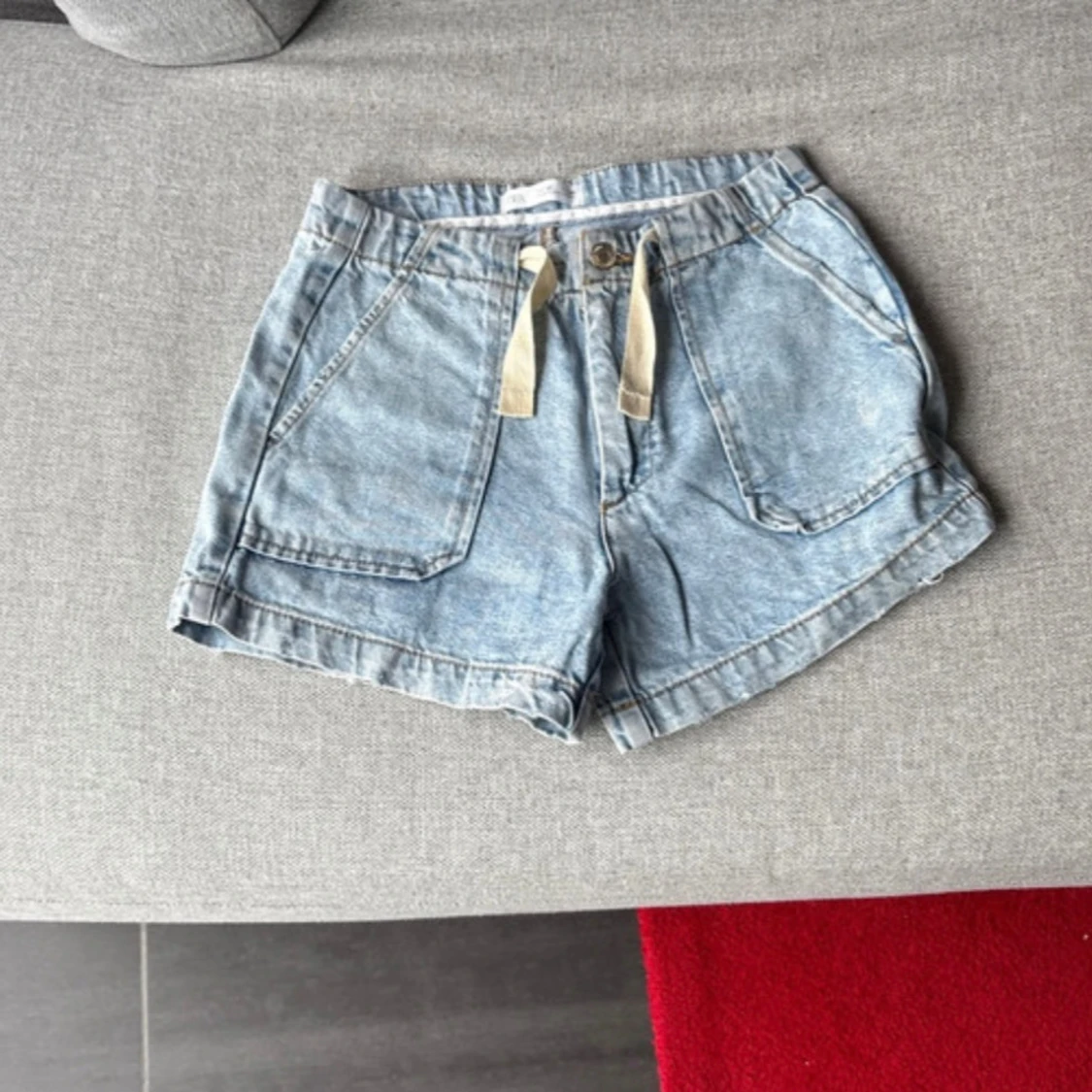 Blå jeansshorts med snörning