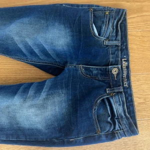 Jeans lowwaist - Lowwaist jeans med jättefina mönster på bakfickorna. Det blir ljusare på knäna och lite under fickorna. Jättefina stockholmstil jeans. Säljer de för att jag inte använder de längre inget problem med byxorna. 
