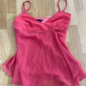 Korall topp  - Jättefin topp från H&M, ganska bra skick (se defekter på sista två bilderna, liten reva vid ena axelbandet men inget som påverkar kvalitet på det sättet, och en liten reva vid dragkedjan i sidan men den går att stänga ändå) Står storlek 40 men är som en 36 enligt mig.