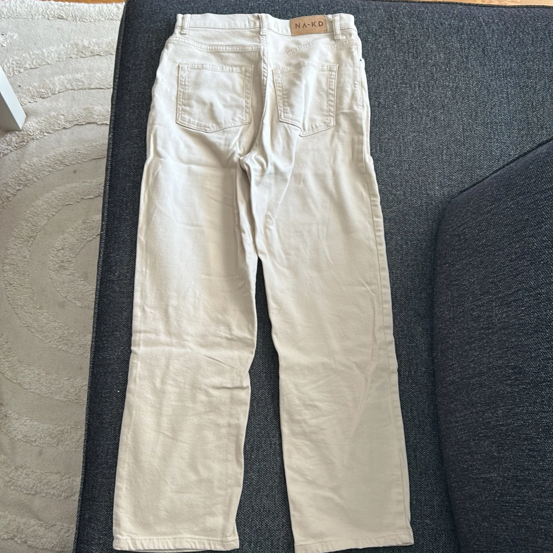 Beiga raka jeans från NA-KD - 1