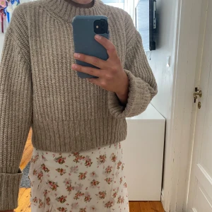 Beige stickad tröja från Gina Tricot - Säljer en beige stickad tröja från Gina Tricot i storlek S. 
