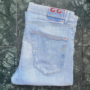 Dondup reggie W33  - Modellen är 180,75 kg. A: 44 cm, B: 96 cm. Små fläckar på jeansen tex vid första bilden så ser du en liten fläck.skriv till mig så kan jag ta fler bilder på d till dig, då jag bara kan ha med ett visst antal bilder i annonsen.’ Kom med frågor! Storlek W33 som passar bra på mig. 