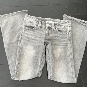 Grå bootcut jeans Gina Tricot 146 -  Snygga grå bootcut jeans från Gina Tricot i storlek 146. Däremot har en knap fallit av men inget man tänker jätte mycket på. Går säkert att sy fast en ny. Kostar 150 + frakt