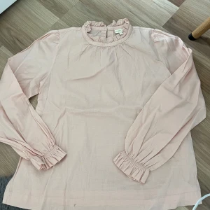 Rosa Blus från pomp de lux -  Snygg rosa blus från Pom Deluxe säljer eftersom att den är för liten för mig . Passar perfekt till en mer lyxig luck på sommaren, hösten eller våren