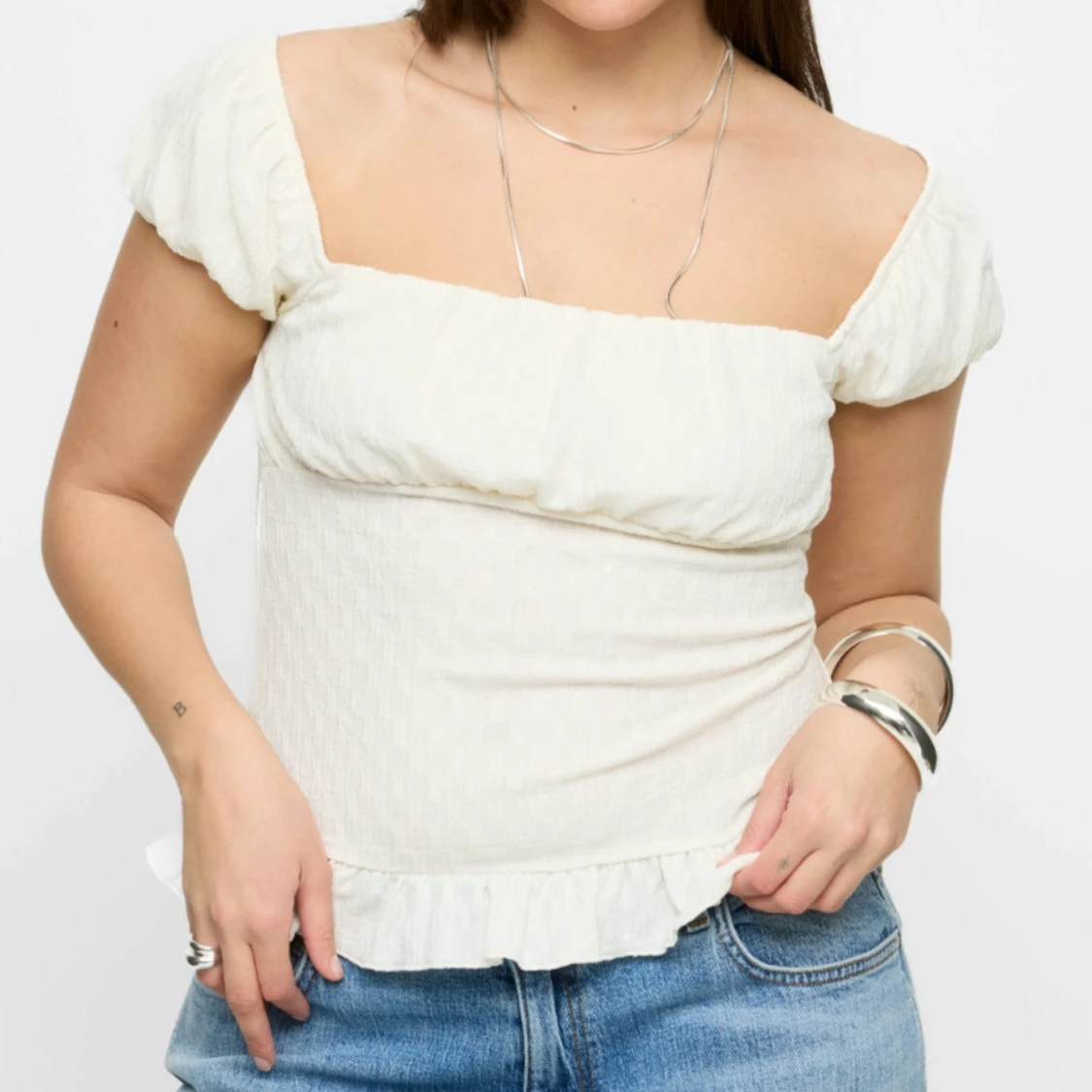 Vit blus med volang och puffärm - 2