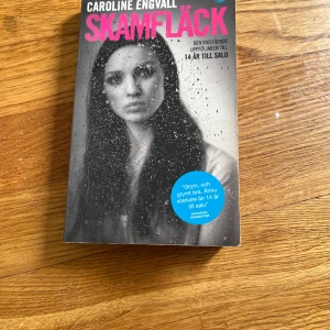 Skamfläck - En stark och gripande bok av Caroline Engvall, fristående uppföljare till '14 år till salu'. Perfekt för dig som gillar berättelser som berör och engagerar. Rekommenderas varmt av Katarina Wennstam.