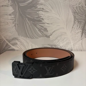 Svart Bälte - Snygg svart bälte med ett riktigt fint mönster. Med bältet så ingår det en liten metallverktyg man kan göra hål med. OBS‼️Priserna är redan generösa så snälla försök inte sänka mer 🙂