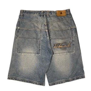 Sir Benni Miles jorts - Sir Benni Miles jorts i storlek W34. Mått: ytterbenslängd - 63 cm, midjemått - 44 cm, benöppning - 34 cm. Skriv för fler bilder och frågor!