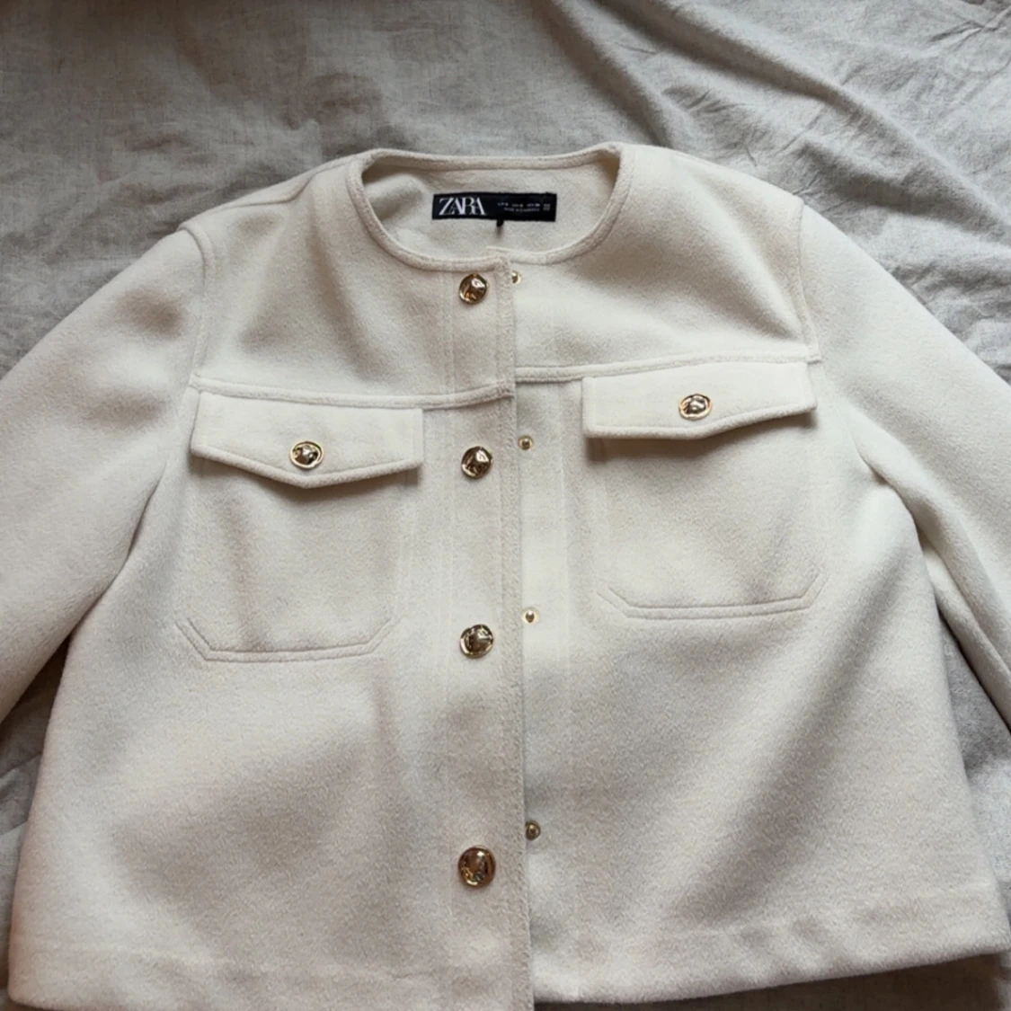 Beige jacka från Zara med guldknappar - 1