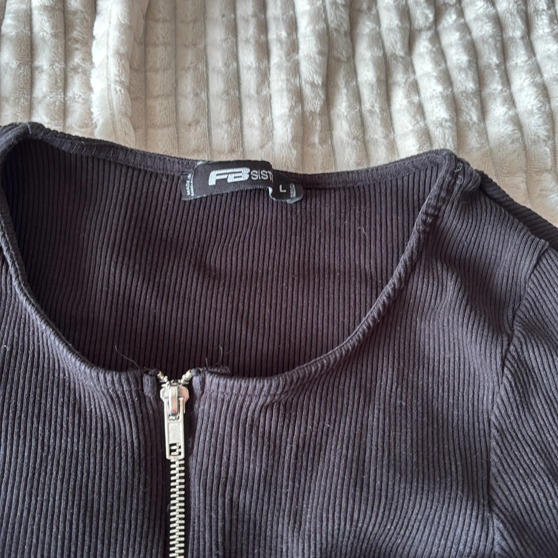 Svart ribbad tröja med dragkedja - 1