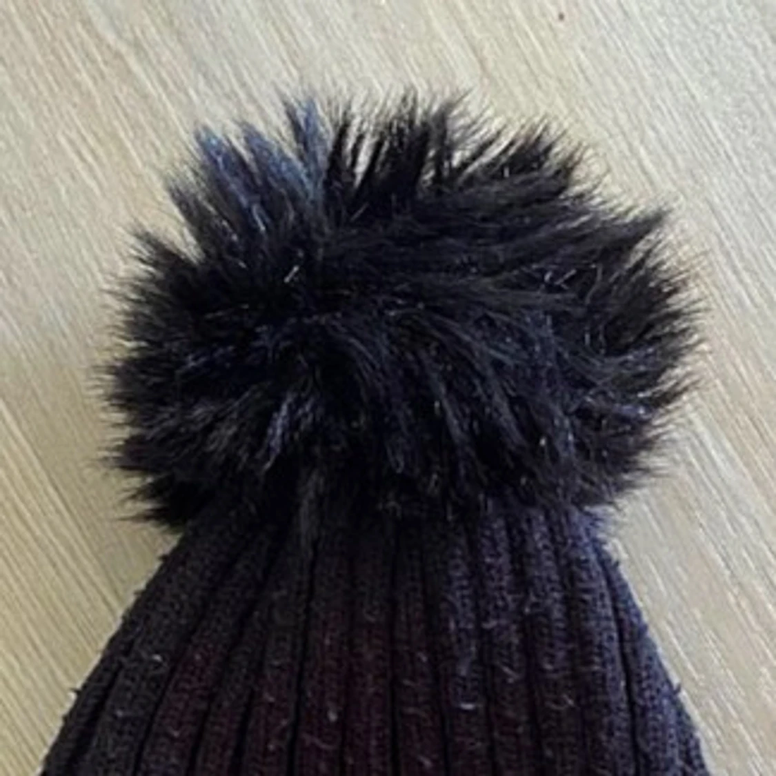 Svart ribbstickad mössa Warp med tofs - 2