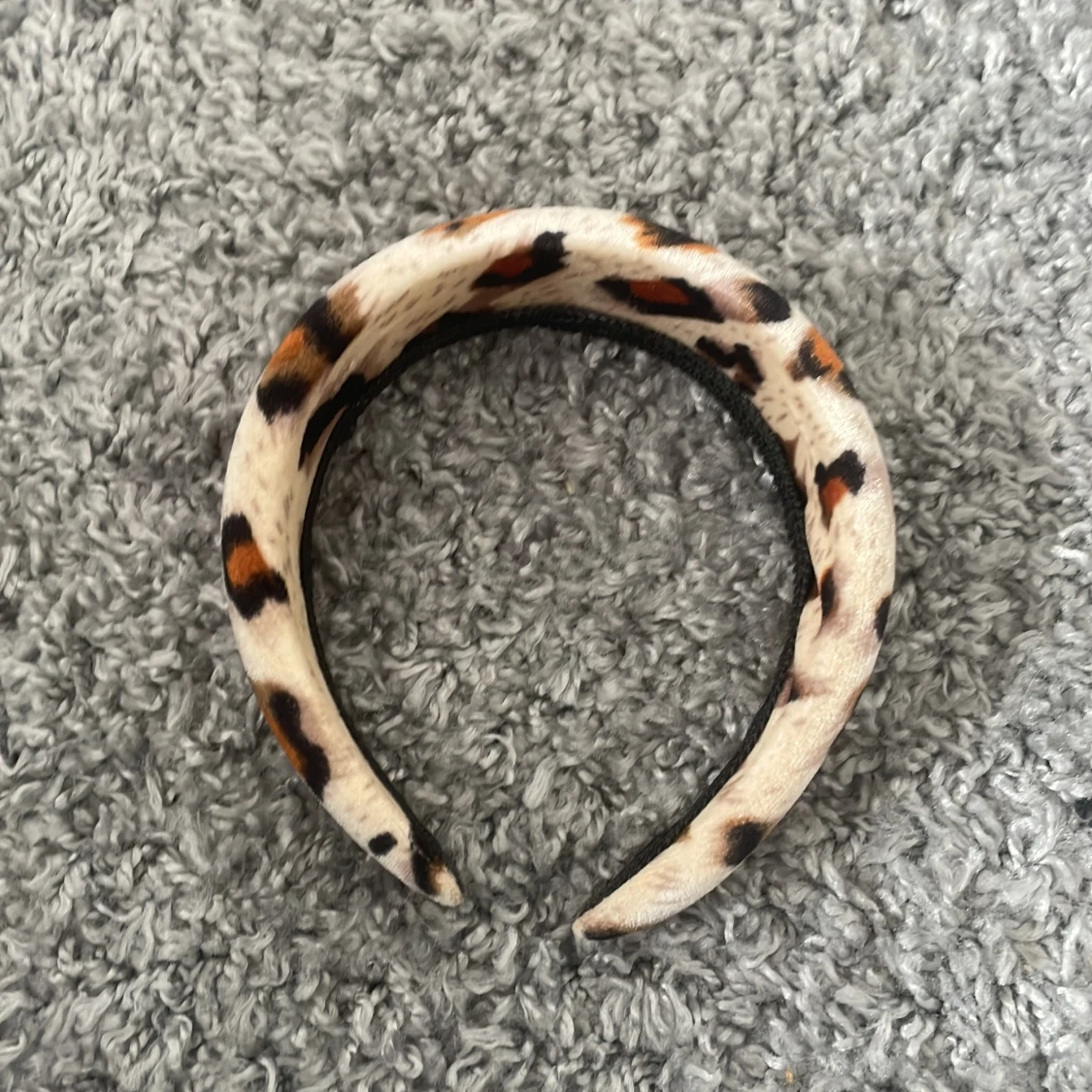 Leopardmönstrat diadem i sammet