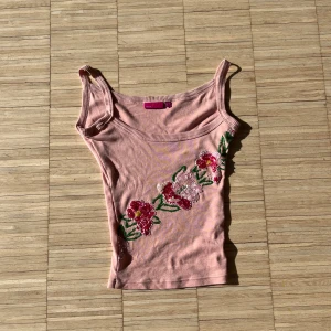 Vintage linne  - Supersöt ljusrosa linnetopp från Mexx med broderade blommor i rosa och rött framtill. . Mjuk bomullskänsla och figurnära passform, väldigt stretchig så passar från xxs-m.  