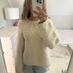 Off-white stickad tröja - Supermysig beige stickad tröja med fluffig textur och lång ärm från HM🥰🥰 Tröjan har en avslappnad passform och är perfekt för dig som gillar en chill och cozy stil. Passar till jeans eller kjol för en enkel men snygg look.