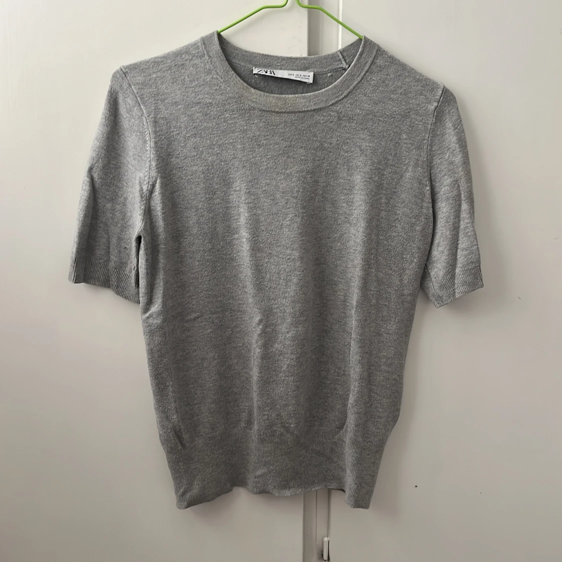 Grå stickad kortärmad tröja från Zara