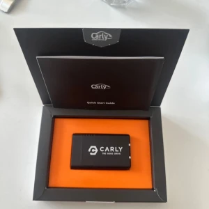 Carly obd helt ny - Snabbstartsguide från Carly – perfekt för dig som vill komma igång med smart fordonsdiagnostik. Guiden är stilren och lätt att följa, och passar dig som gillar teknik och vill förstå din bil bättre. Perfekt för unga bilentusiaster och teknikintresserade.
