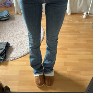 Blå bootcut jeans med låg midja - Säljer ett par klassiska blå jeans med bootcut och låg midja. 