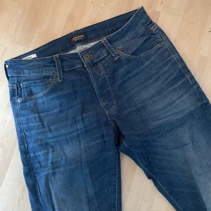 Helt nya Jack N Jones jeans - Säljer ett par helt nya Jack N Jones jeans för att de inte passar. Endast lapp saknas annars är de helt nya. Köptes för 599kr! Super strech i mjukt material! Storlek 32/34! Hör av dig vid funderingar !