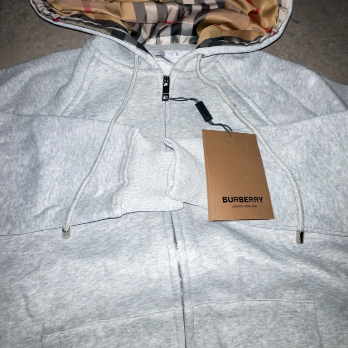 Grå hoodie från Burberry med mönstrad huva