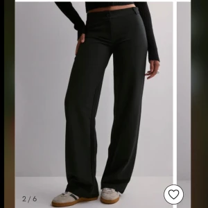 Svarta vida kostymbyxor - Snygga svarta byxor med rak och vid passform. Lågmidjade/ midwaist från nelly