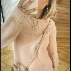 Ljusrosa stickad tröja - Supermysig ljusrosa stickad tröja som inte kommer till användning, har små defekter men inget man tänker på vid användning 🥰