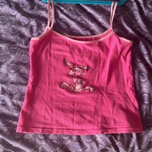 Rosa tank top  - Rosa tank top, knappt använd! Det står ingen etikett med storlek på men skulle säga att den är en M. Hör av er ifall ni har frågor eller vill ha fler bilder 💗