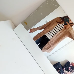 Beige stickad kofta med fickor - Säljer en beige stickad kofta med lång ärm och två praktiska fickor framtill. Koftan har en loose passform och är perfekt att slänga över en t-shirt eller topp. Den är mjuk och har ett grovt stickat mönster som ger en chill vibe.