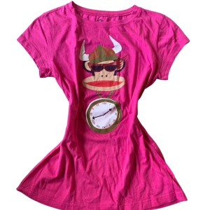 Rosa Paul Frank t-shirt med tryck - Rosa t-shirt från Paul Frank med ikoniskt apa-tryck som bär vikingahjälm, solglasögon och stor klocka. T-shirten är i bomull och har en figurnära passform med korta ärmar.