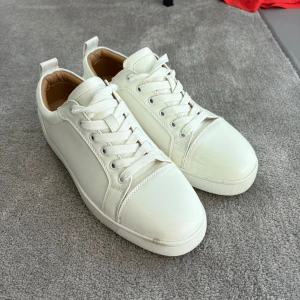 Vita Louboutins  - Använt ett få tal gånger och super bra skick. Box kommer med och även påsen skorna ligger i. Hör av dig vid frågor. 