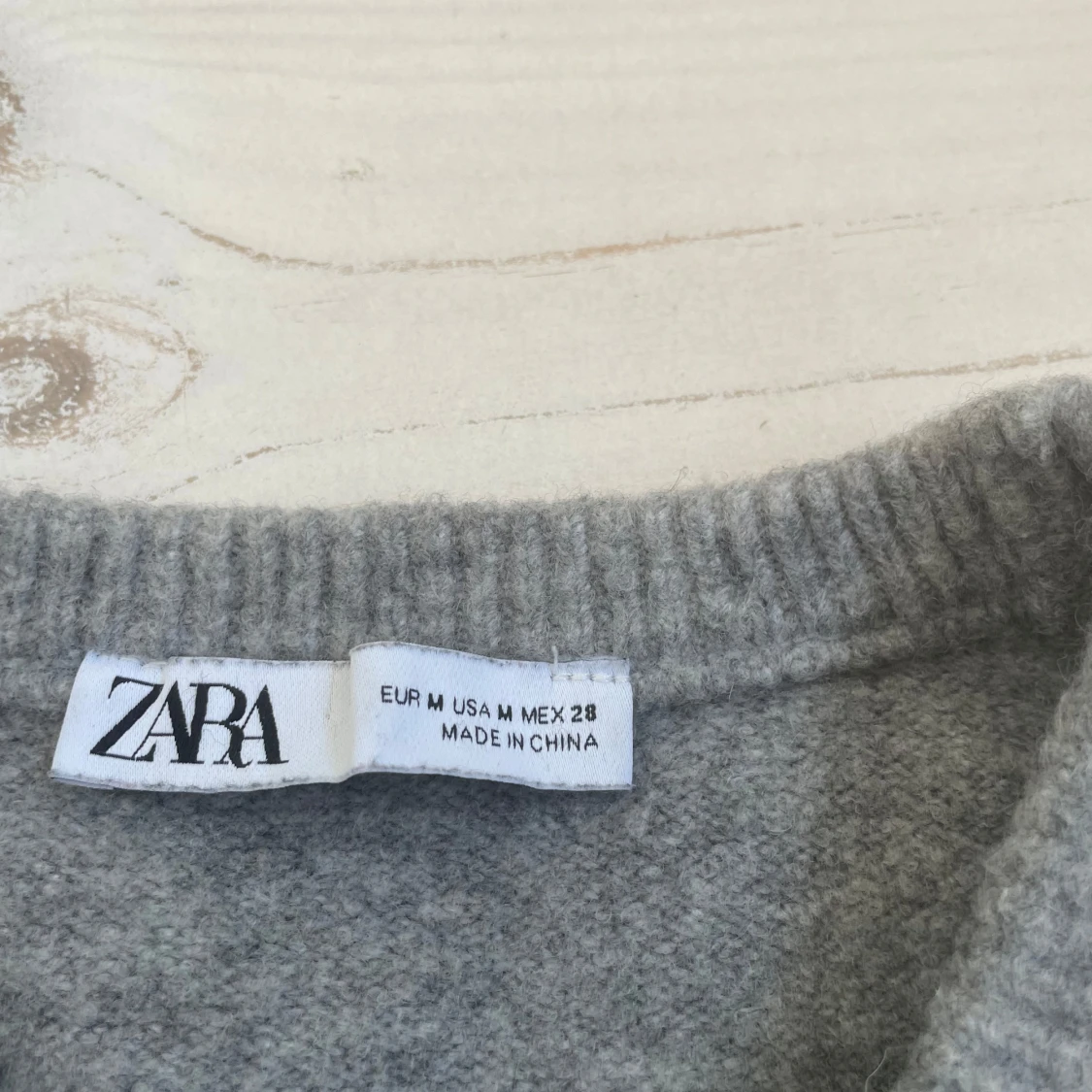 Grå stickad kortärmad tröja från Zara - 2