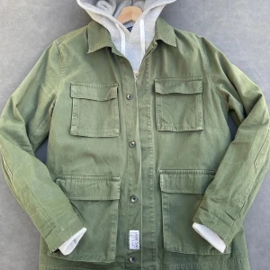 Olivgrön/Mörkgrön Overshirt - Extremt bra skick, knappt tecken på användning. Hör av er vid frågor eller funderingar!!