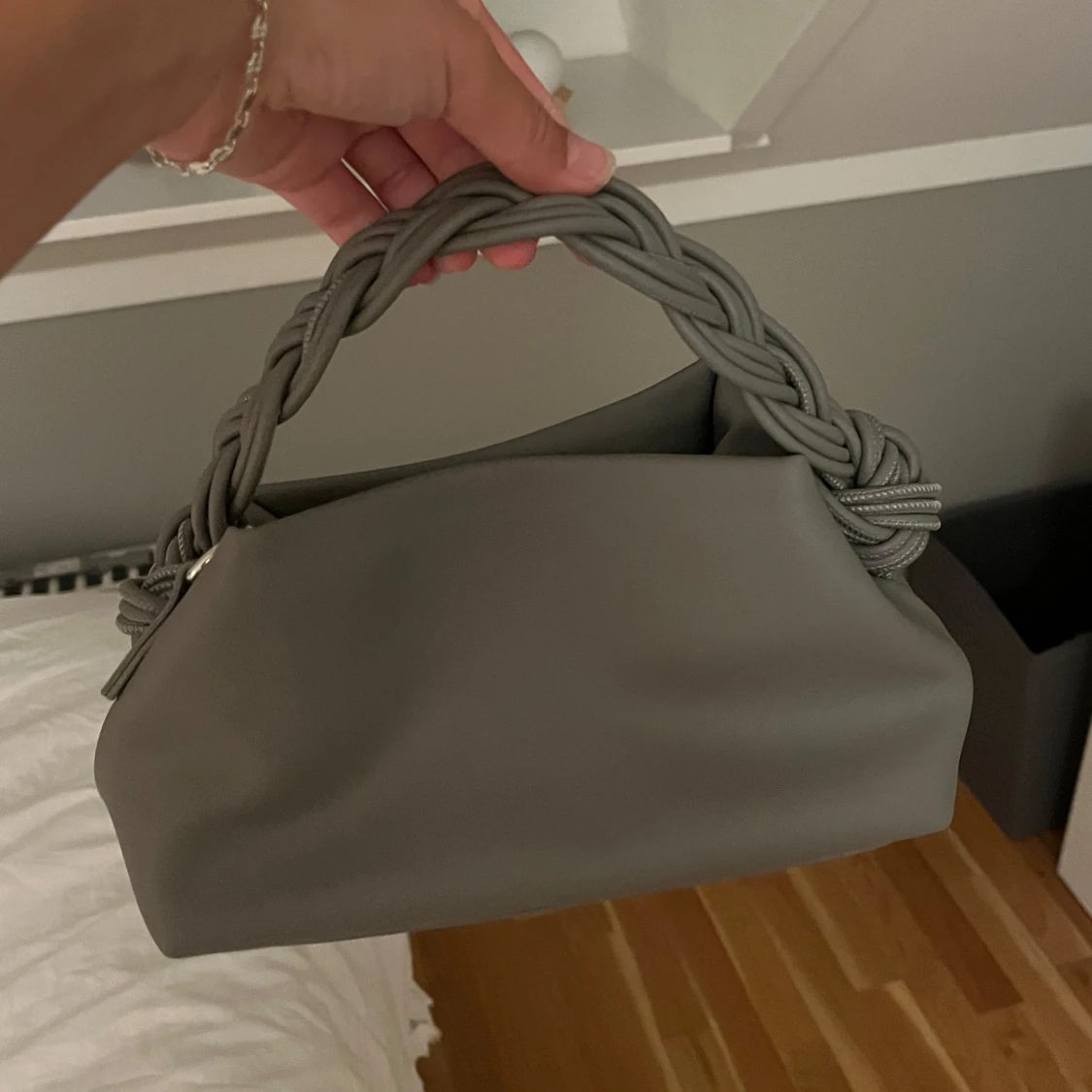Grå handväska med flätat band - 2