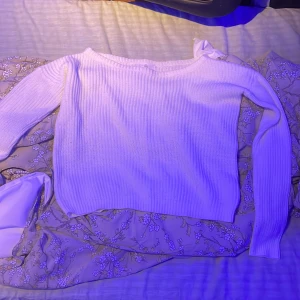 Vit ribbstickad tröja S/M - Vit ribbstickad tröja från Monki i storlek S/M. Tröjan har en rund halsringning och långa ärmar. Den är stickad i mjukt material och har en klassisk, enkel look som är lätt att matcha med olika outfits.