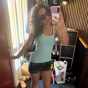 Linne - Fint turkost linne, ribbat material och mkt stretchig