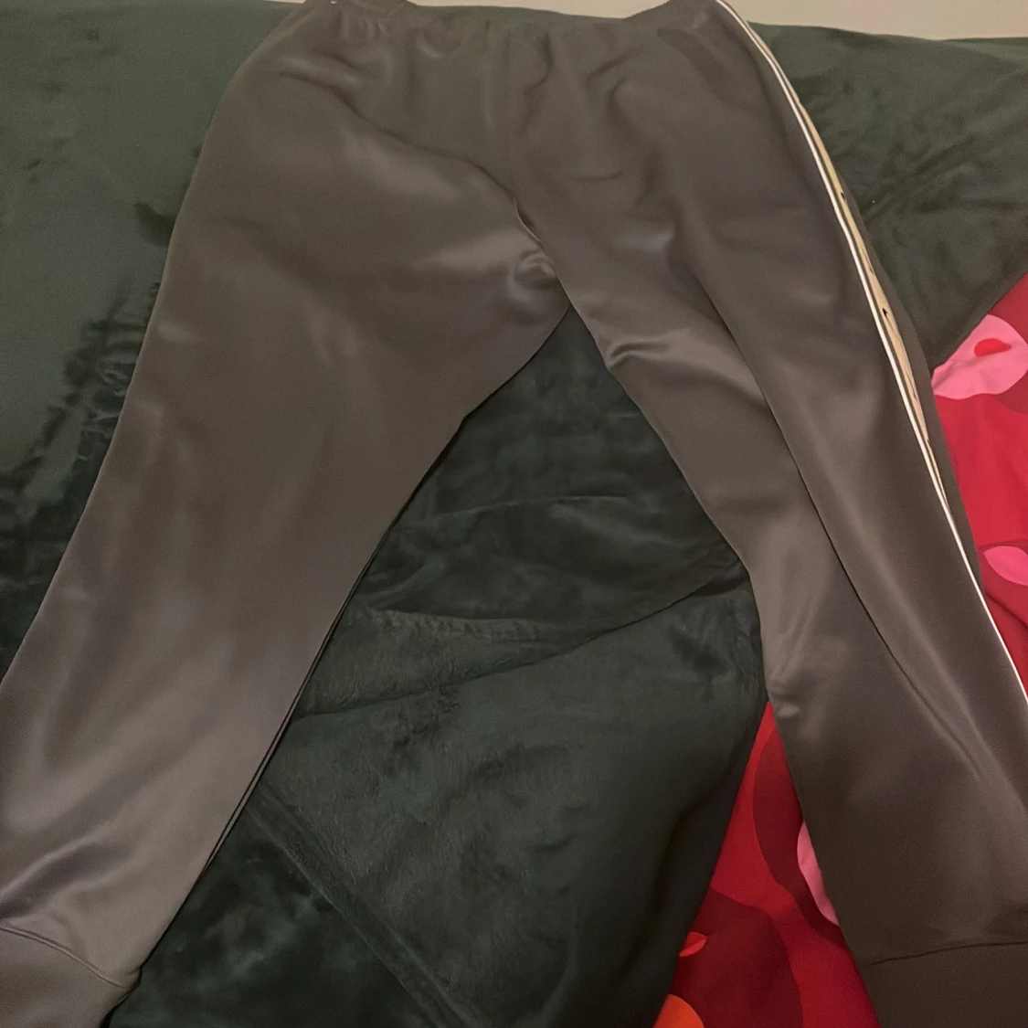 Nike svarta mjukisbyxor med guldiga detaljer - 1