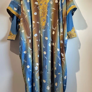 Blommig långklänning med gul spets - En fin orientalisk klänning som är i gott skick💞