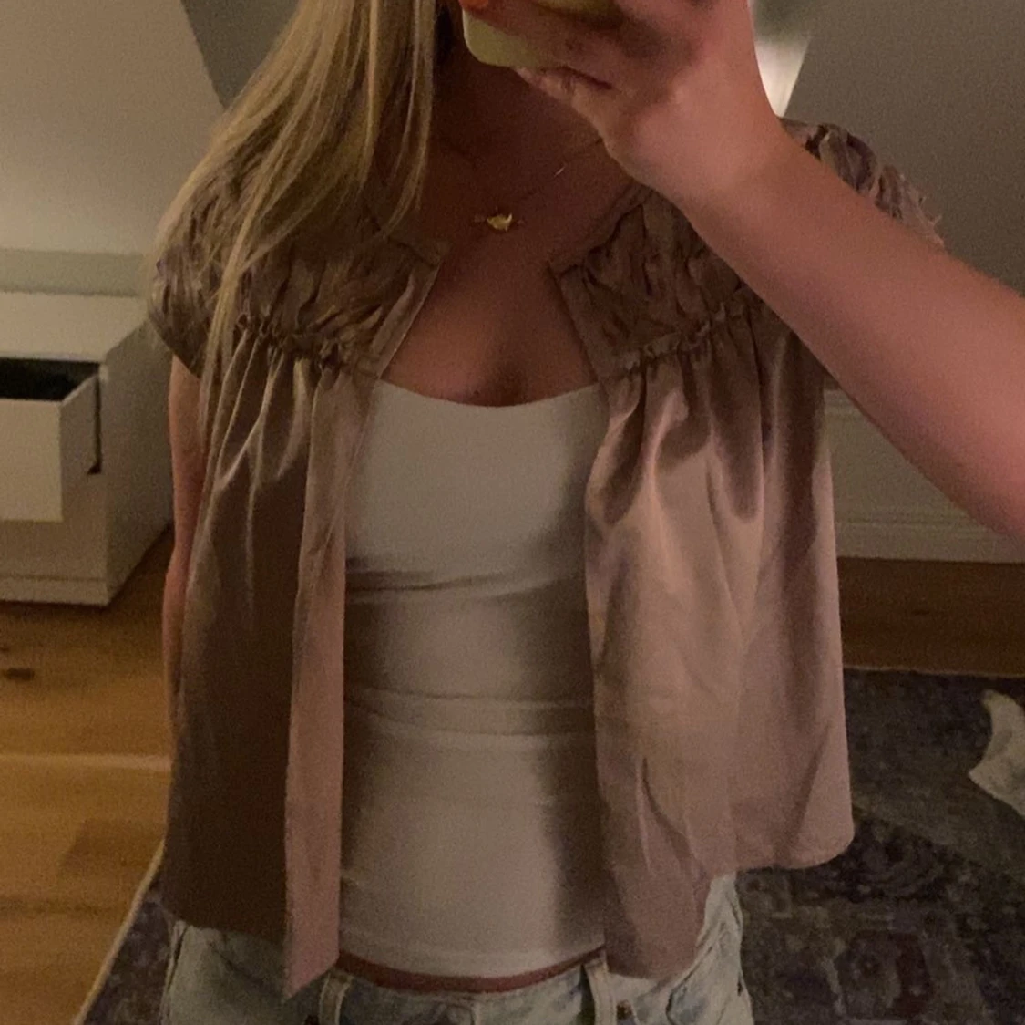 Beige omlottväst med rynkade axlar