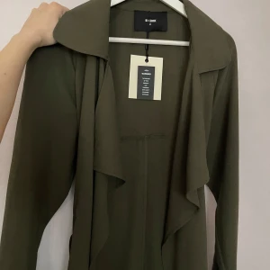 Trenchcoat  - Trenchcoat i storlek M. Helt ny med prislapp. Aldrig använd🩷