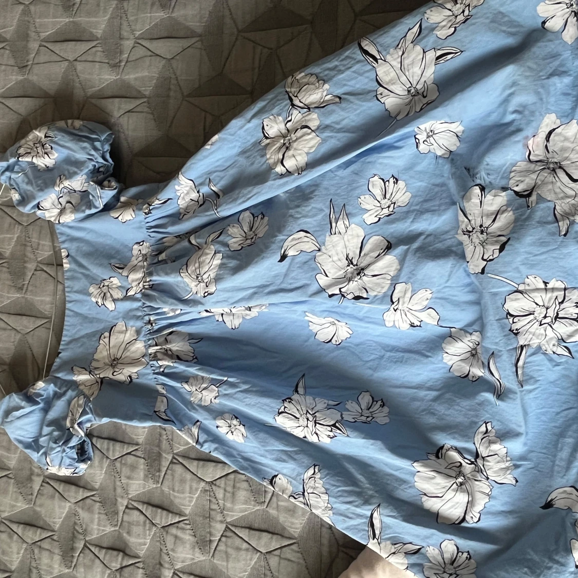 Blommig ljusblå kortklänning - 1