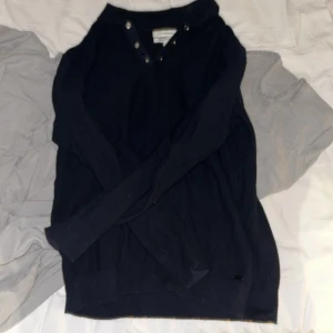 Mörkblå långärmad hoodie Autograph - Snygg mörkblå hoodie från Autograph i Supima Cotton Rich-material. Tröjan har långa ärmar, metallöglor vid halsen och en klassisk huva. Perfekt för dig som gillar stilrena och bekväma plagg med lite edge.