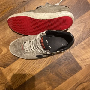  Diesel off-white med röd sula - Säljer dessa unika diesel skor. Skorna är i inprincip nyskick, men endast lite smutsiga vilket går att fixa. Storlek 40 men sitter som 41.  skick 8,5/10 