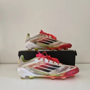 Fotbollsskor  - Ett par adidas f50 elite, finns 2 små skador som syns på bild 2 och 3 annars bra skick och box, påse och extra sulor medföljer