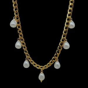 Halsband  - Stilrent halsband med chunky guldfärgad kedja och sju droppformade vita pärlor som hänger längs kedjan. Perfekt statement-piece för att lyfta din outfit med en elegant touch. Låset är klassiskt och smycket har en modern vibe.