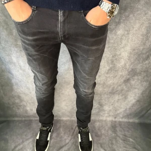 Svarta Replay Jeans - Säljer ett par Replay jeans som nu är för små för mig. Dem är i storlek 33/32 men dem sitter som 31/32. Inga slitningar på Jeansen. Säljer för 500kr.