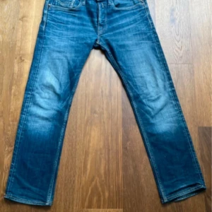 REPLAY Newbill blå jeans, storlek 30 - Pris kan förhandlas! Skicka dm vid minsta intresse/ fråga👍🏻 Snygga Replay Newbill jeans i klassisk blå tvätt med coola slitningar och kontrastsömmar. Modellen har raka ben och fem fickor, med Replay-logga på myntfickan. Jeansen är tillverkade i slitstarkt bomullsjeansmaterial och har normal passform. 