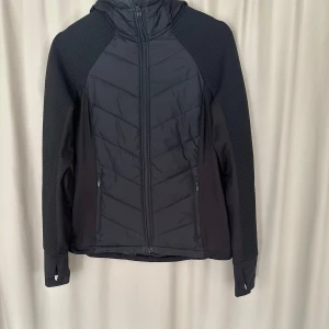 Svart jacka - Svart jacka, perfekt till träning☺️🩷