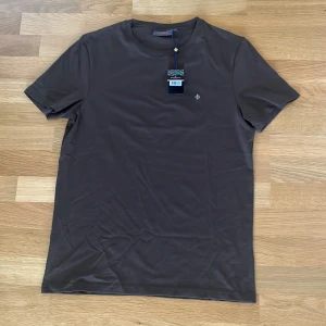 Morris t-shirt  - Säljer nu denna Morris T-shirt pga förstor. Den har bara hängt i min garderob och aldrig använts. Skicket är därför som helt nytt.