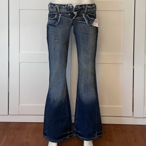 Lowwaist bootcut jeans  - Står 27/32 på prislappen men stl W28 på insidan, konstigt, men skulle säga att de sitter som xs/s💕Midjemått: 74, Innerbenslängd: 85, Grenmått: 17🥰Säljer massvis med fler lågmidjade bootcut jeans och lågmidjade jeansshorts! Så kika in min profil💘